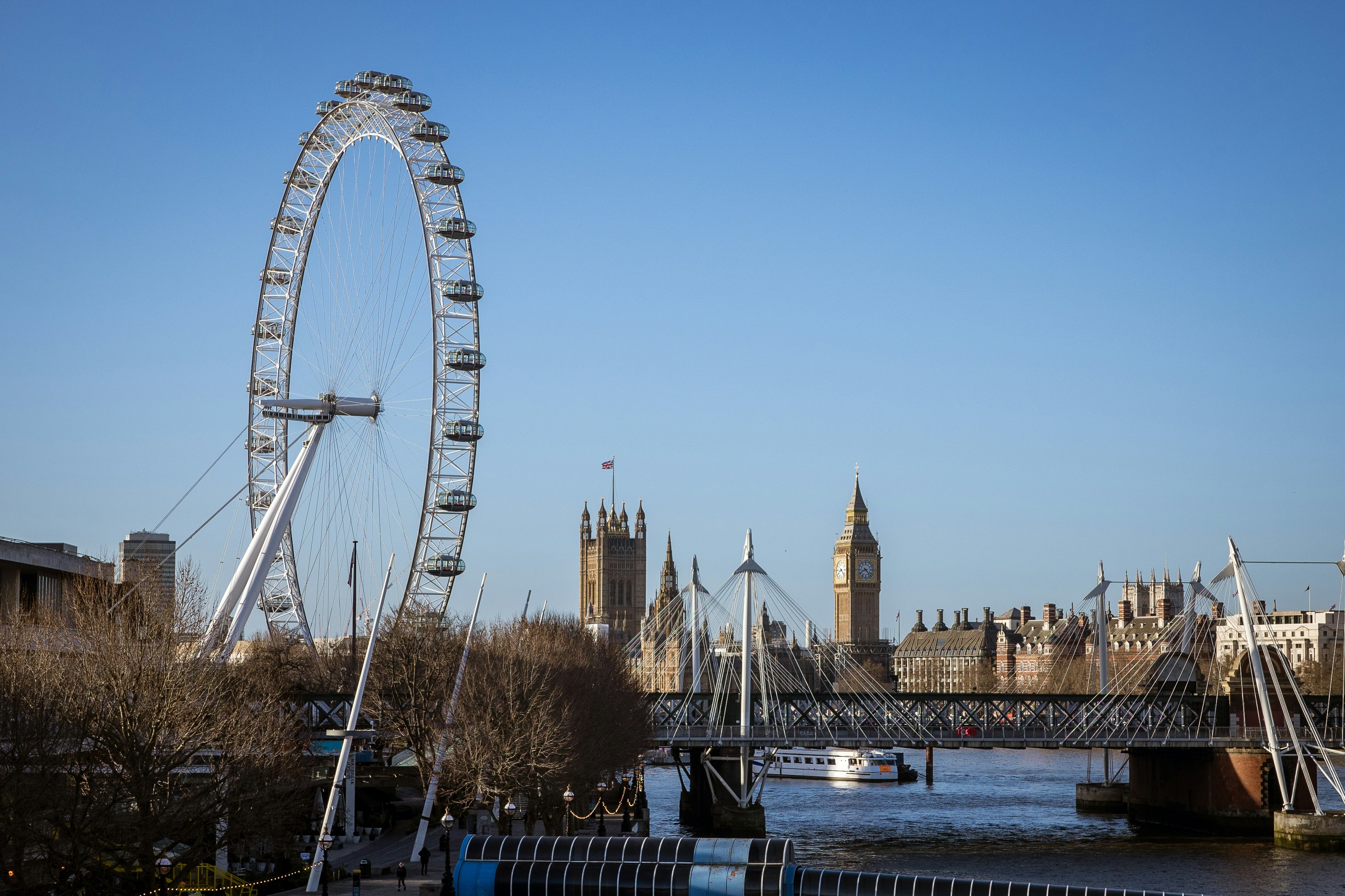 Big Ben and London Eye showcasing UK landmarks for study and work visa opportunities
